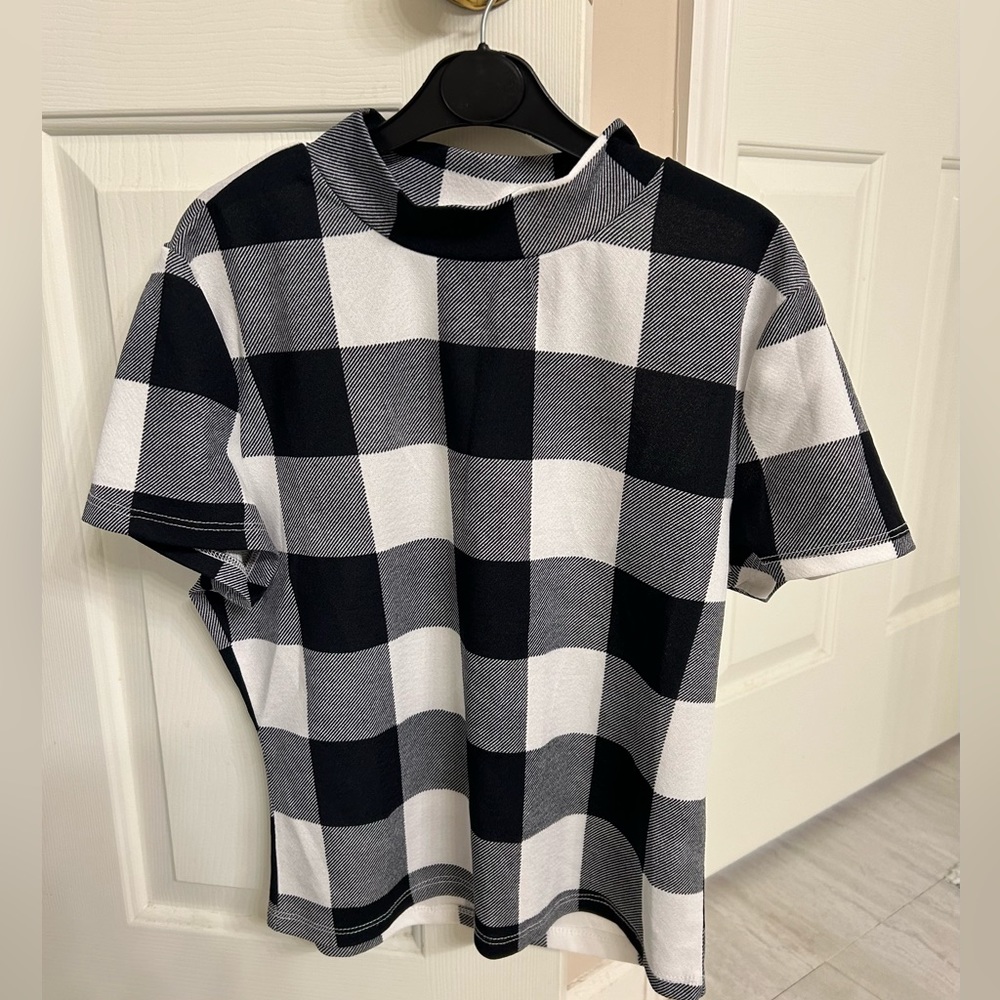 Girls top size XL black/white checkered